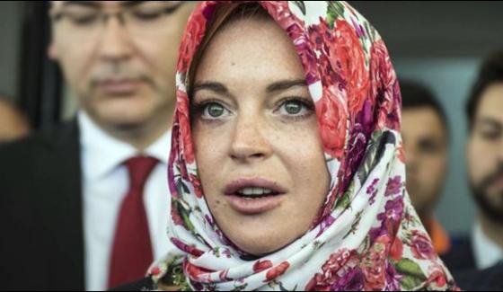 Lindsay Lohan Racially Profiled While Wearing A Headscarf At London Airport