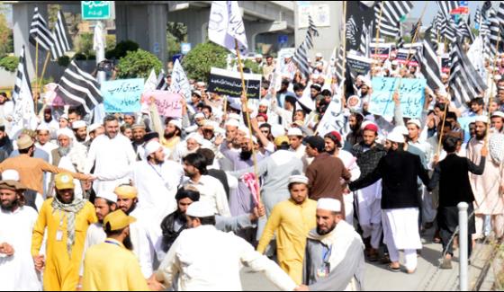 Juif Protest Against Removing Sign Boards