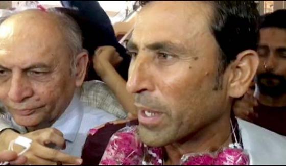 Younis Khan Received A Warm Welcome At Karachi Airport