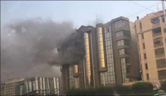 Fire Erupts In Buidling On Sharea Faisal