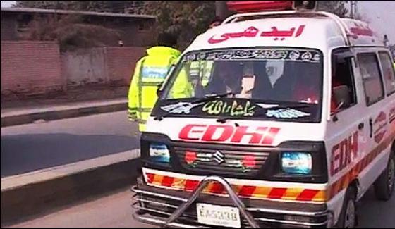 Coach And Tractor Collision Injures 12 In Peshawar