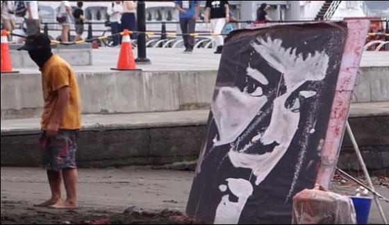 Artist In Taiwan Performs Different Tricks To Make Bruce Lee Portrait
