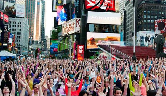 12000 People Yoga At Times Square
