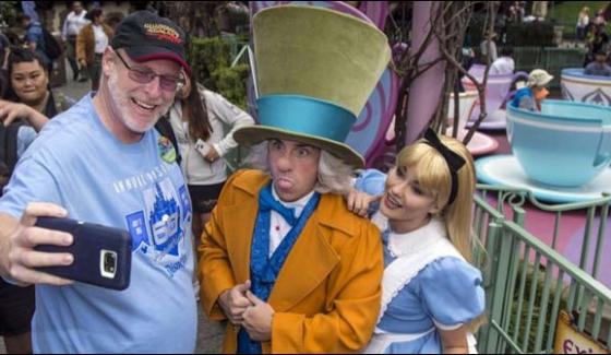 Man Visits Disneyland Every Day For 2000 Days