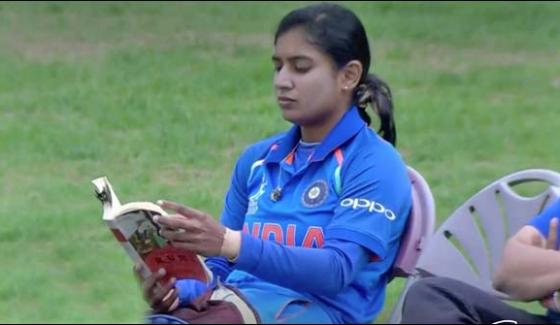 India Cricket Captain Mithali Raj Calmly Reads Book Before Batting