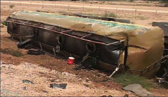 Oil Tanker Overturned In Rahim Yar Khan Petrol Started Flowing