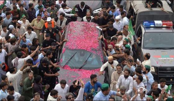 Nawaz Sharifs Caravan Arrives From Jhelum To Gujarat