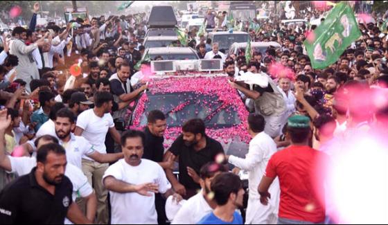Nawaz Sharifs Caravan Left For Lahore