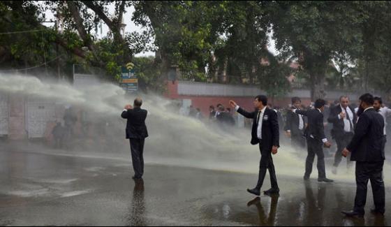 Clashes At Lhc As Lawyers Attempt To Break Into Cjs Courtroom