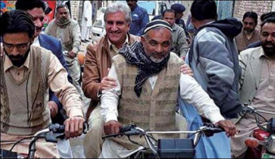 Shah Mehmood Qureshi Visited Na 150 On Motorcycle For Public Contact