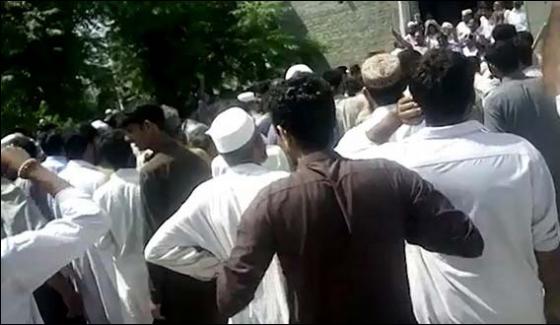 Protest Against Load Shedding In Charsadda On Second Day Of Eid