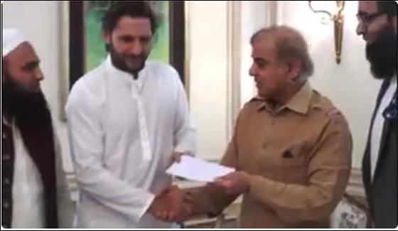 Afridi Meets Shahbaz Sharif Receives Aid Cheque Of 5 Crores