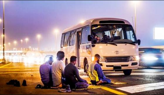 Dh500 Fine For Stopping Vehicles To Pray On Roadside