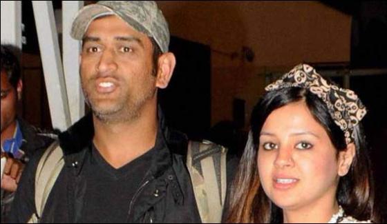 Dhoni Hide His Identity On Flight With Towel
