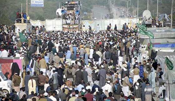Karachis Religious Organization Protests Traffic Flow Affected