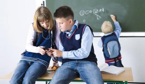 France Government Banned Use Of Cell Phone In Schools