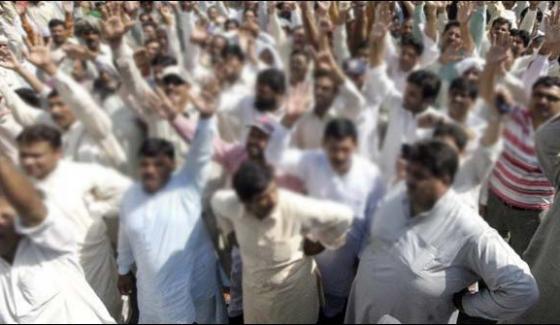 Non Payment Of Salaries Employees Of The Larkana Development Authority Forced To Protest