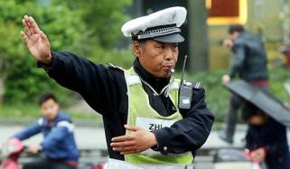 Chinese Traffic Police Did Green Signal For Pregnant Woman