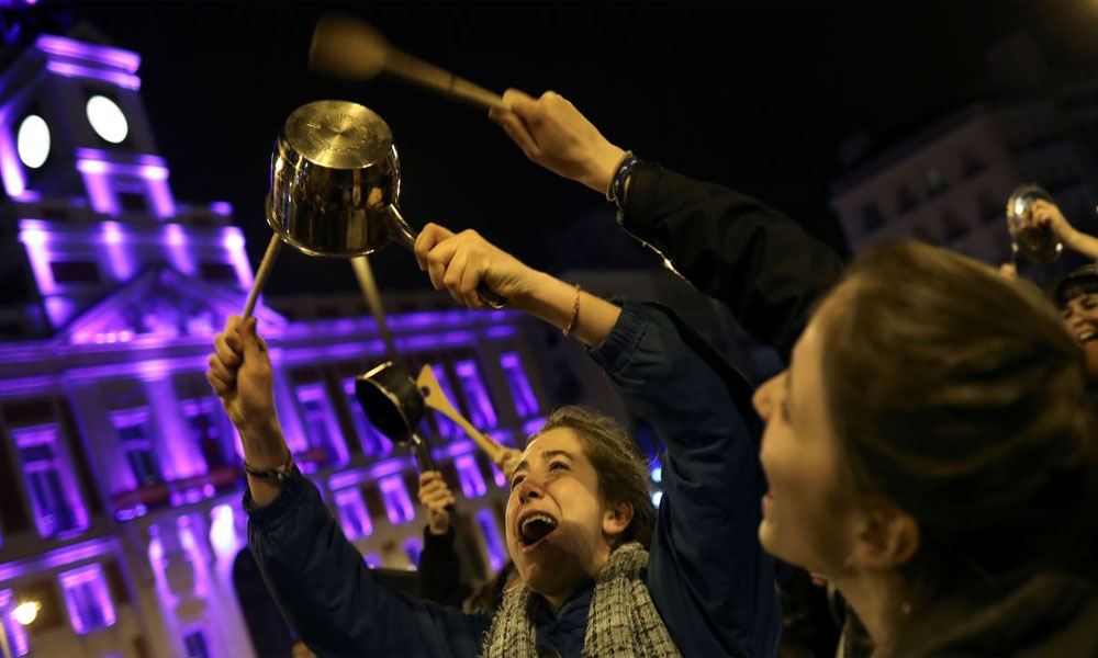 عالمی دن پر ہسپانوی خواتین کا برتن بجا کر احتجاج