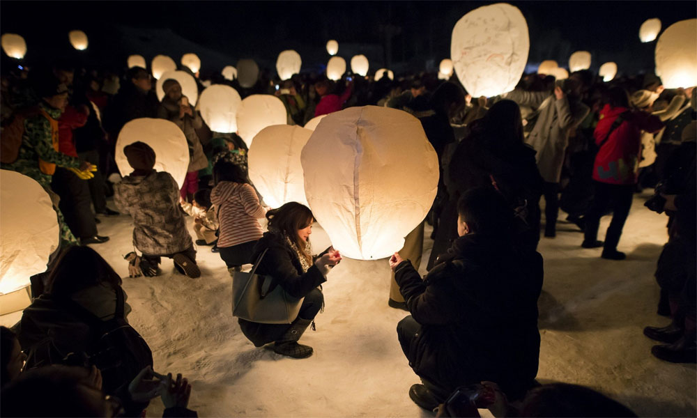 جاپان، سالانہ فیسٹول میں سینکڑوں لالٹینیں اڑائی گئیں