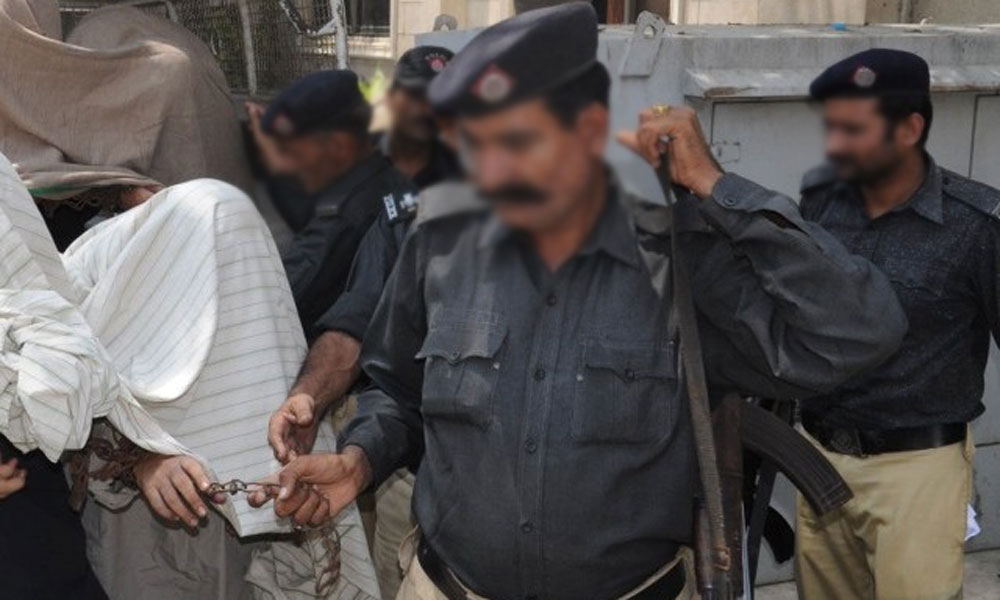 کراچی، ملزمان پر الزام زیادتی کا، مقدمہ اسلحے کا درج