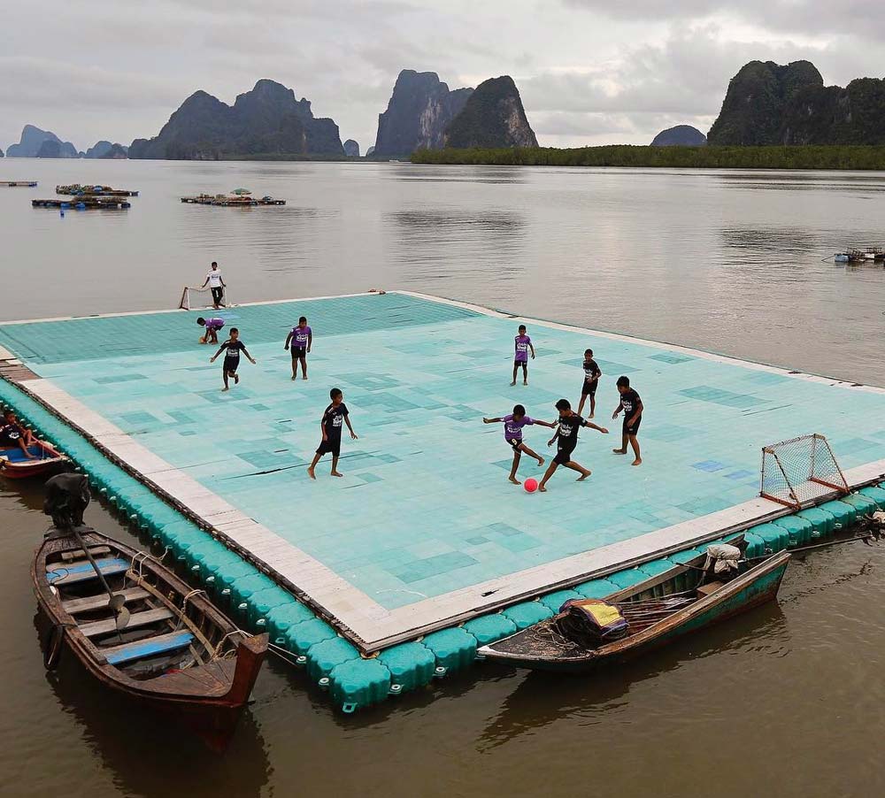 تھائی لینڈ میں تیرتی ہوئی انوکھی فٹ بال پِچ