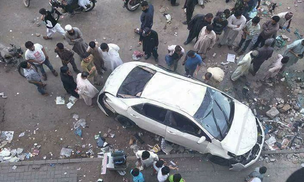 کراچی: رہائشی عمارت کی دوسری منزل سےکار گر گئی، ایک شخص زخمی