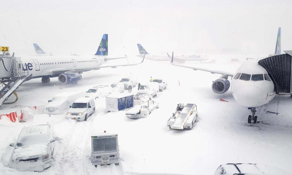 مانچسٹر، برمنگھم میں شدید برف باری، ہیتھرو ایئرپورٹ پر 150پروازیں منسوخ