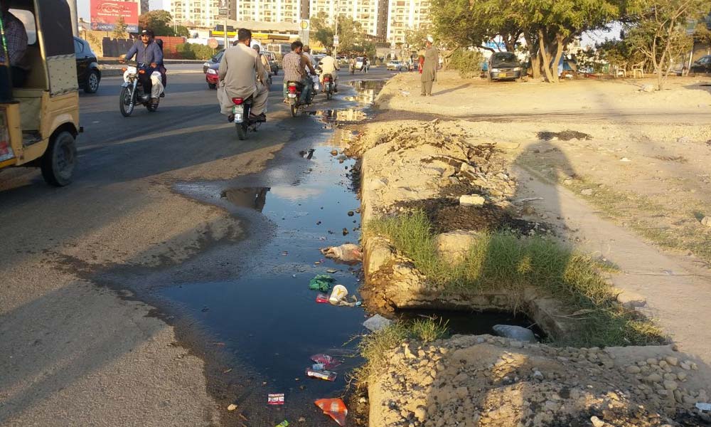 کراچی: سیوریج لائن کی مرمت کیے بغیر نئی سڑک کی تعمیر