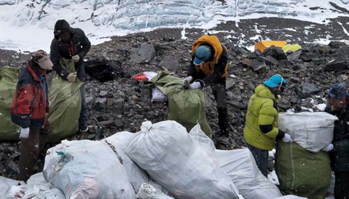 نیپال :سب سے اونچے پہاڑماؤنٹ ایورسٹ پر صفائی مہم کا آغاز ہوگیا