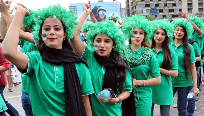لاہور میں پلے آف میچ، عوامی جوش و خروش کی جھلکیاں
