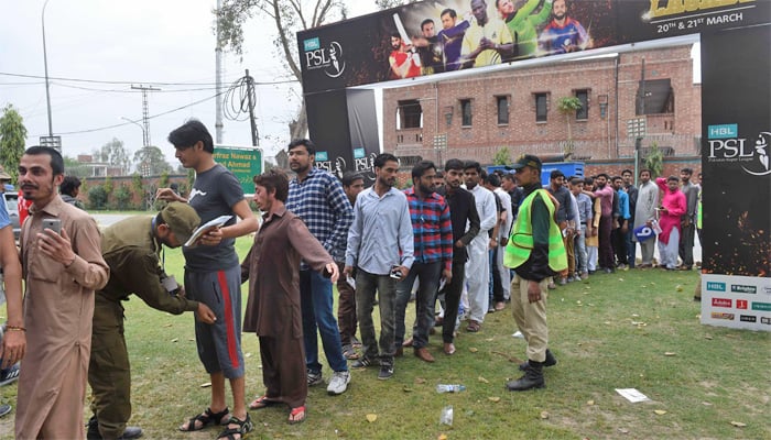 لاہور میں پلے آف میچ، عوامی جوش و خروش کی جھلکیاں