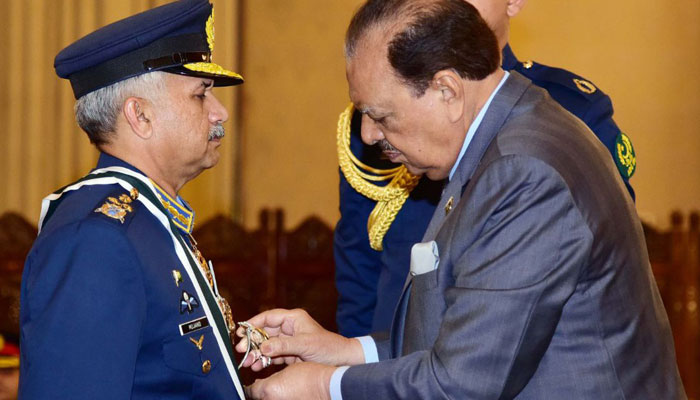 صدر پاکستان نے ایئر چیف مارشل مجاہد انور خان کو نشانِ امتیاز (ملٹری) عطا کیا