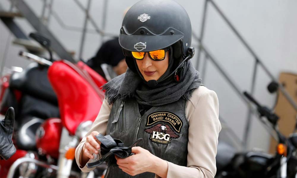 سعودی خاتون کی ایڈوانس موٹرسائیکل ٹریننگ