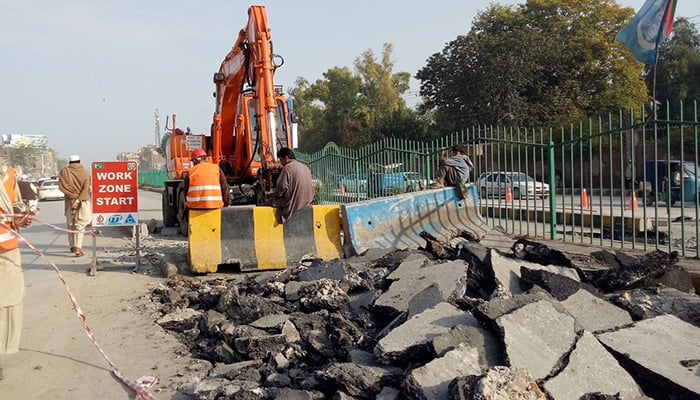 پشاور میں زیر تعمیر بس ریپڈ ٹرانزٹ منصوبے سے اہم شاہراہیں بند