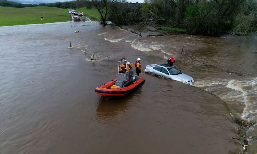  پانی کے تیز بہاؤ میں پھنسے کار ڈرائیور کو ریسکیو ٹیم نے بچا لیا