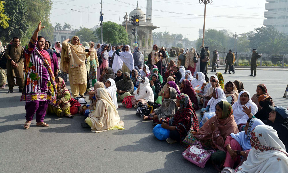 لاہور: لیڈی ہیتھ ورکرز کا دھرنا دوسرے روز بھی جاری
