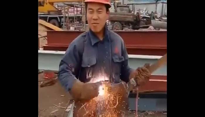 منچلے کا گٹار بجانے کاانوکھا انداز