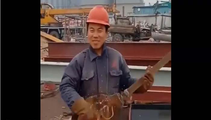 منچلے کا گٹار بجانے کاانوکھا انداز