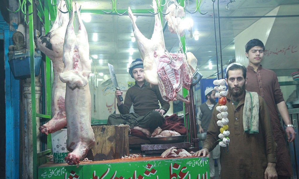  پشاور: نمک منڈی کا چرسی تکہ اور مشہور دنبہ کڑا ہی 
