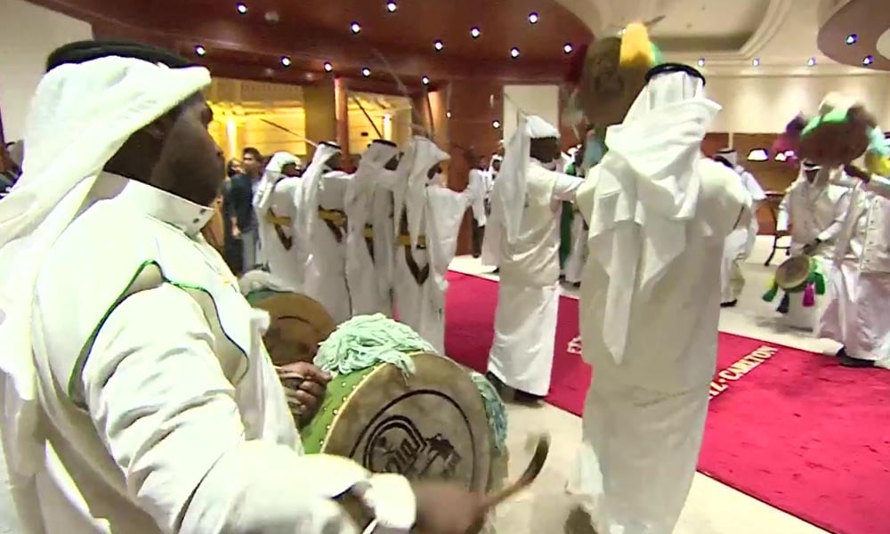 سعودی عرب میں تلواروں کے روایتی رقص سے فیشن ویک کا آغاز
