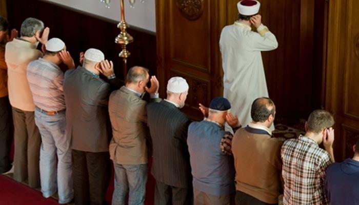 اگر امام سے دل صاف نہ ہوتو اس کے پیچھے نماز پڑھ سکتے ہیں؟
