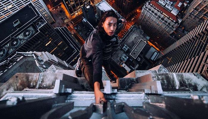 نوجوانوں کا بلندو بالا عمارتوں پر کرتب بازی کا خطرنا مظاہرہ