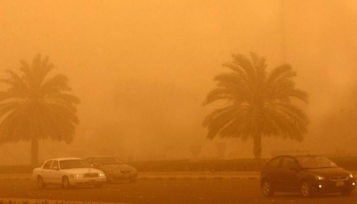 سعودی عرب میں مٹی کا طوفان،معمولات زندگی مفلوج 