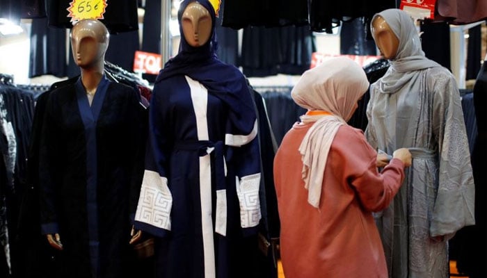 ہاتھ نہ ملانے پر مسلم خاتون کو فرانسیسی شہریت دینے سے انکار
