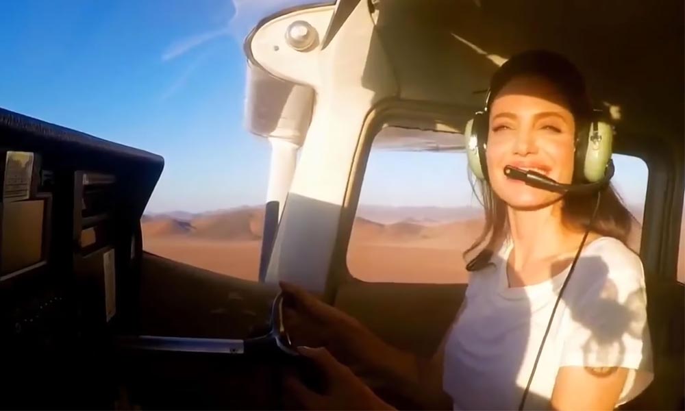 انجلینا جولی کی جہاز اُڑانے کی ویڈیو سوشل میڈیا پر وائرل