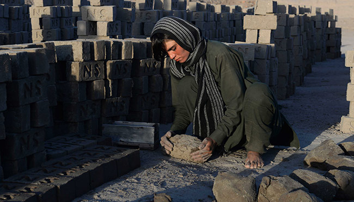 ’بچہ پوشی‘ کی زندگی گزارنے والی افغان لڑکی