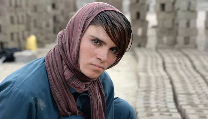 ’بچہ پوشی‘ کی زندگی گزارنے والی افغان لڑکی