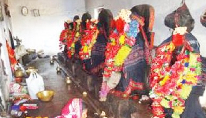 بھارت: مندر کو اپنی برسوں پرانی روایت کیوں توڑنا پڑگئی؟ 