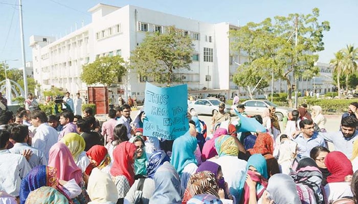 کراچی، جناح اسپتال میں ینگ ڈاکٹروں کا احتجاج